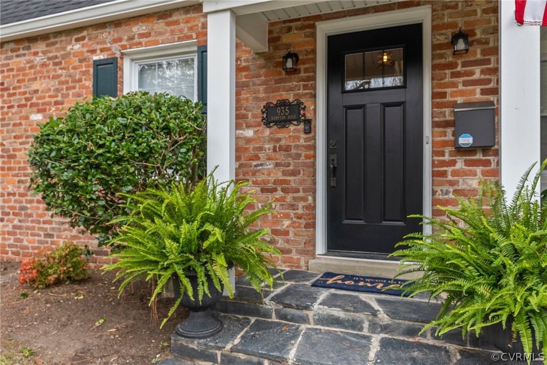 935 Hampton Road Petersburg, VA 23805 - Photo 5 of 49 Classic styling begins at your front door!
