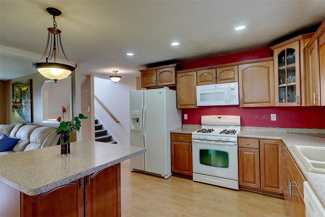 176 Lonsdale Farm Road Cumberland, RI 02864 - Photo 8 of 34 Gallery Image 8