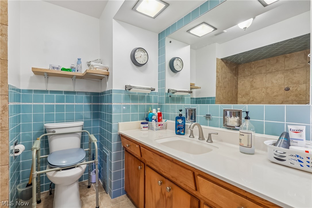 836 Jacoby Road Akron, OH 44333 - Photo 18 of 45 First floor full bathroom