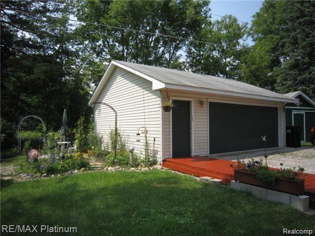 8354 Pettysville Road Pinckney, MI 48169 - Photo 3 of 13 GARAGE.jpg