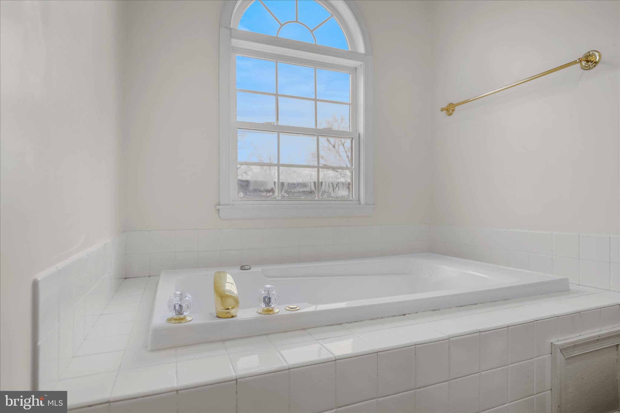 2509 Highland Ridge Road Berkeley Springs, WV 25411 - Photo 31 of 68 a bathroom with a bathtub