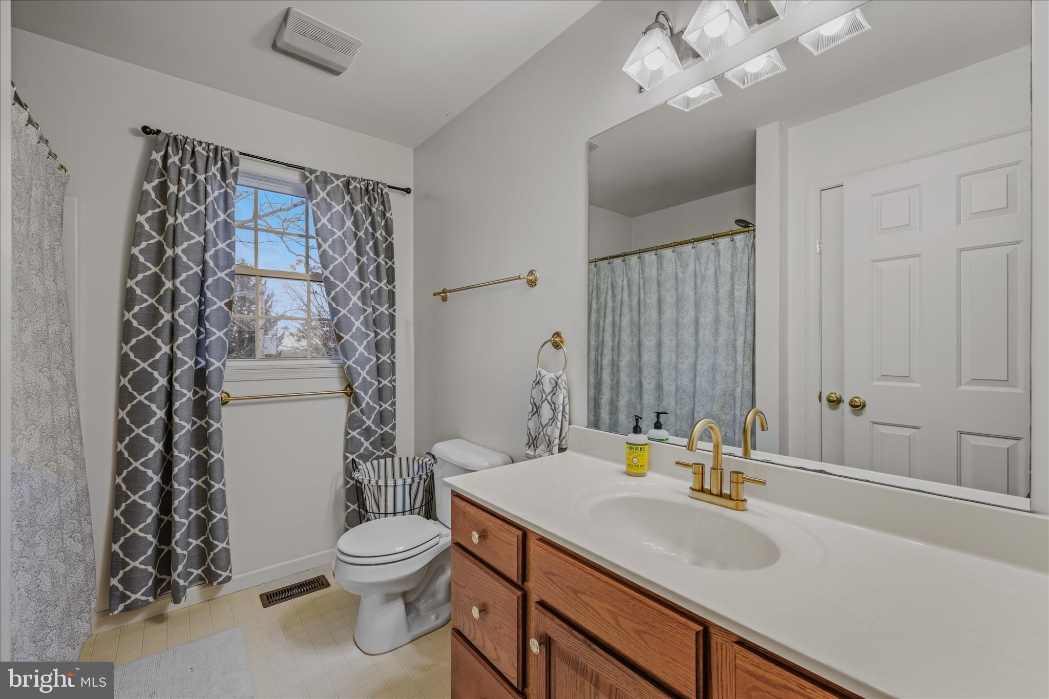2509 Highland Ridge Road Berkeley Springs, WV 25411 - Photo 36 of 68 Upstairs Bathroom