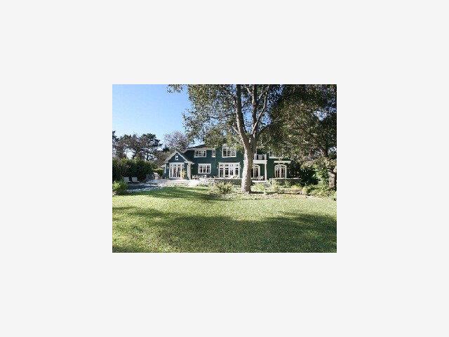 800 Berkeley Avenue Menlo Park, CA 94025 - Photo 2 of 9 a open living room with a yard