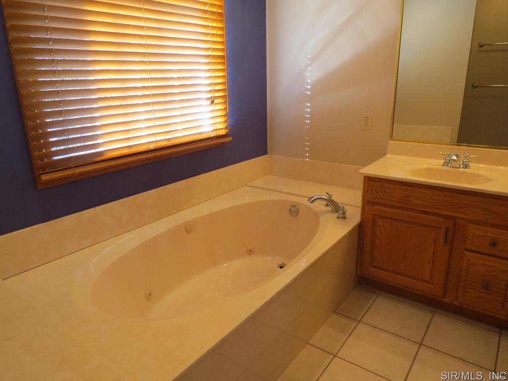 2906 Eagle Pointe Road Godfrey, IL 62035 - Photo 10 of 15 Gallery Image 10