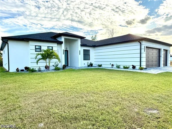 a view of a house with backyard
