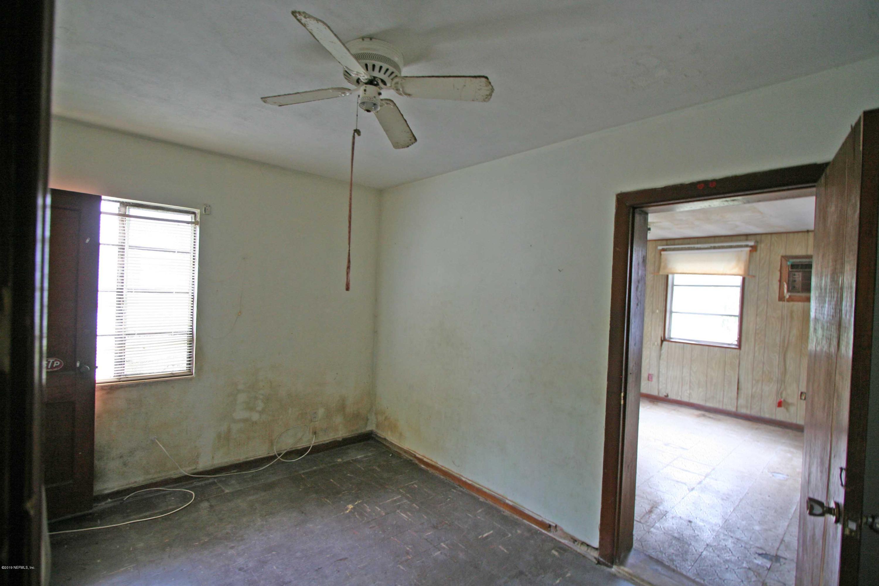 3831 Freeman Road Jacksonville, FL 32207 - Photo 6 of 11 an empty room that has a window