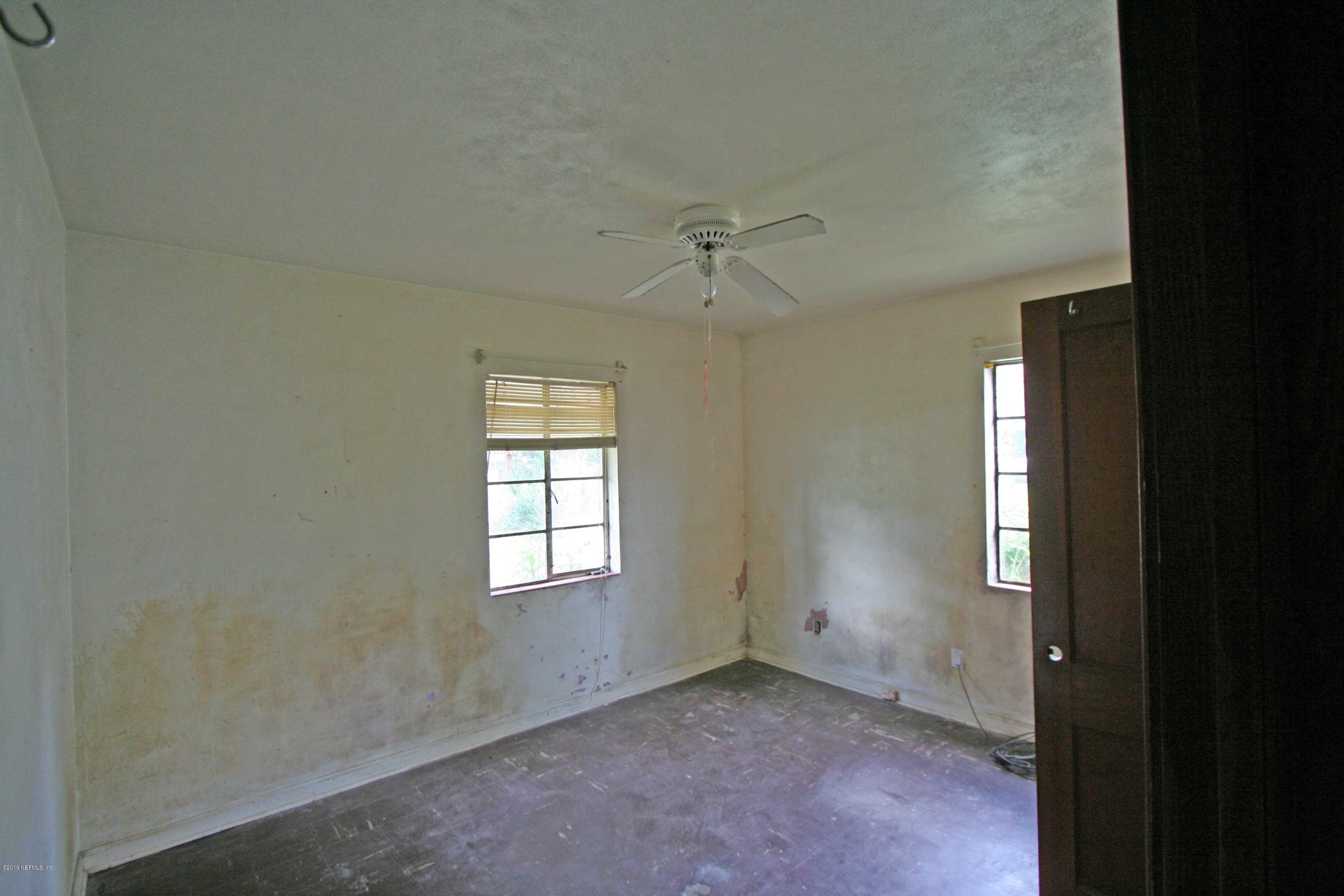3831 Freeman Road Jacksonville, FL 32207 - Photo 7 of 11 an empty room that has a window