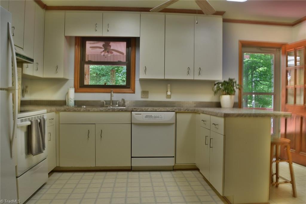 5475 Styers Ferry Road Clemmons, NC 27012 - Photo 7 of 29