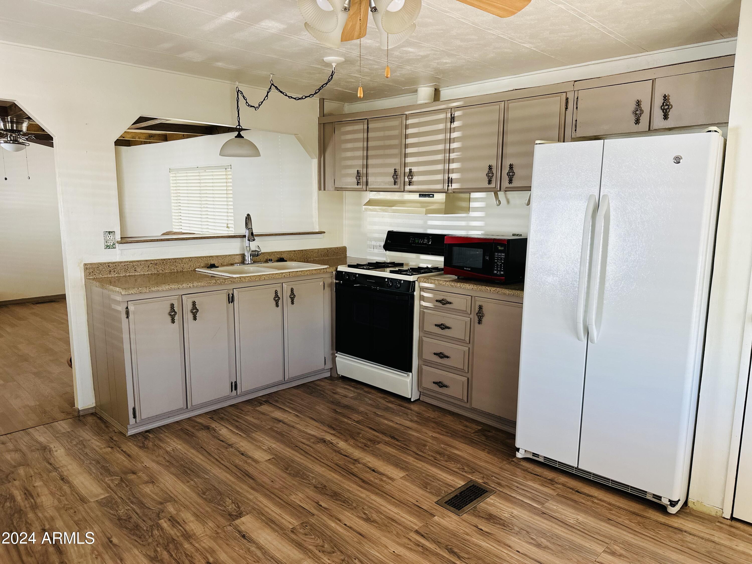 303 South Recker Road, Unit 47 Mesa, AZ 85206 - Photo 3 of 10 Kitchen