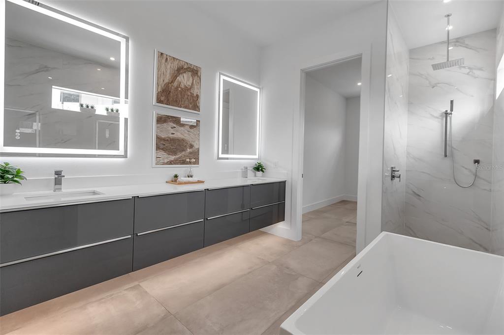 2532 Fruit Tree Drive Sarasota, FL 34239 - Photo 20 of 38 a spacious bathroom with a tub sink and mirror