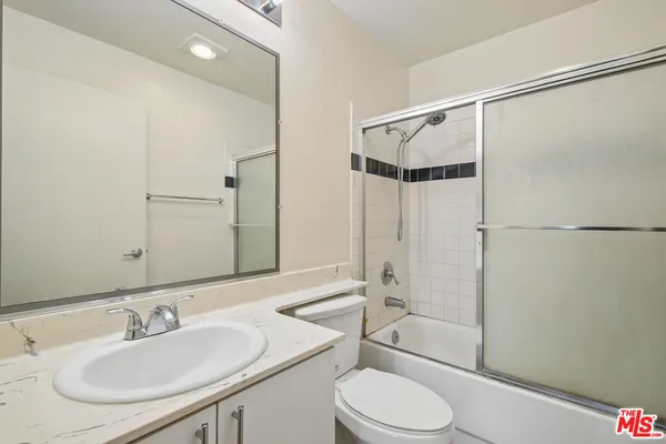 $2,695 | 870 Crenshaw Boulevard, Unit 202, Los Angeles, CA 90005