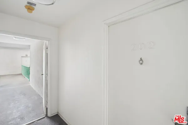 $2,695 | 870 Crenshaw Boulevard, Unit 202, Los Angeles, CA 90005