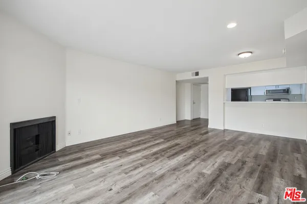 $2,695 | 870 Crenshaw Boulevard, Unit 202, Los Angeles, CA 90005