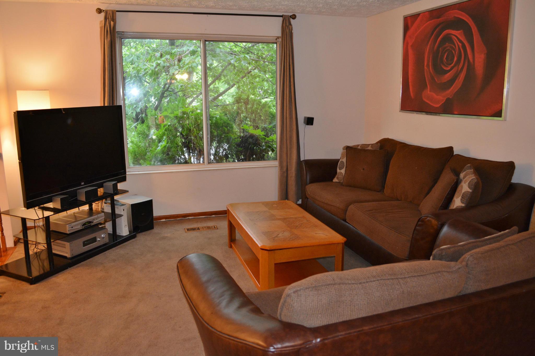 5833 Heming Avenue Springfield, VA 22151 - Photo 3 of 19 Living Room