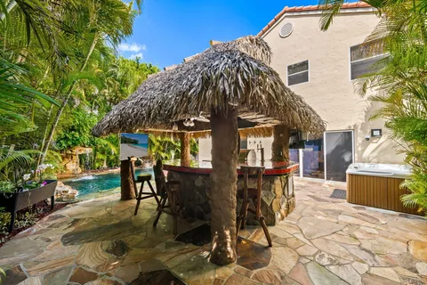 a view of a backyard