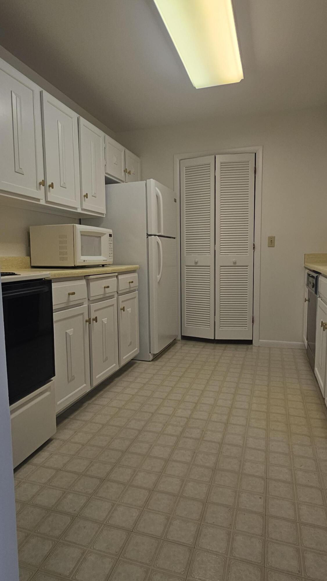 151 North University Drive, Unit 215 West Bend, WI 53095 - Photo 5 of 14 151 N University Dr 215