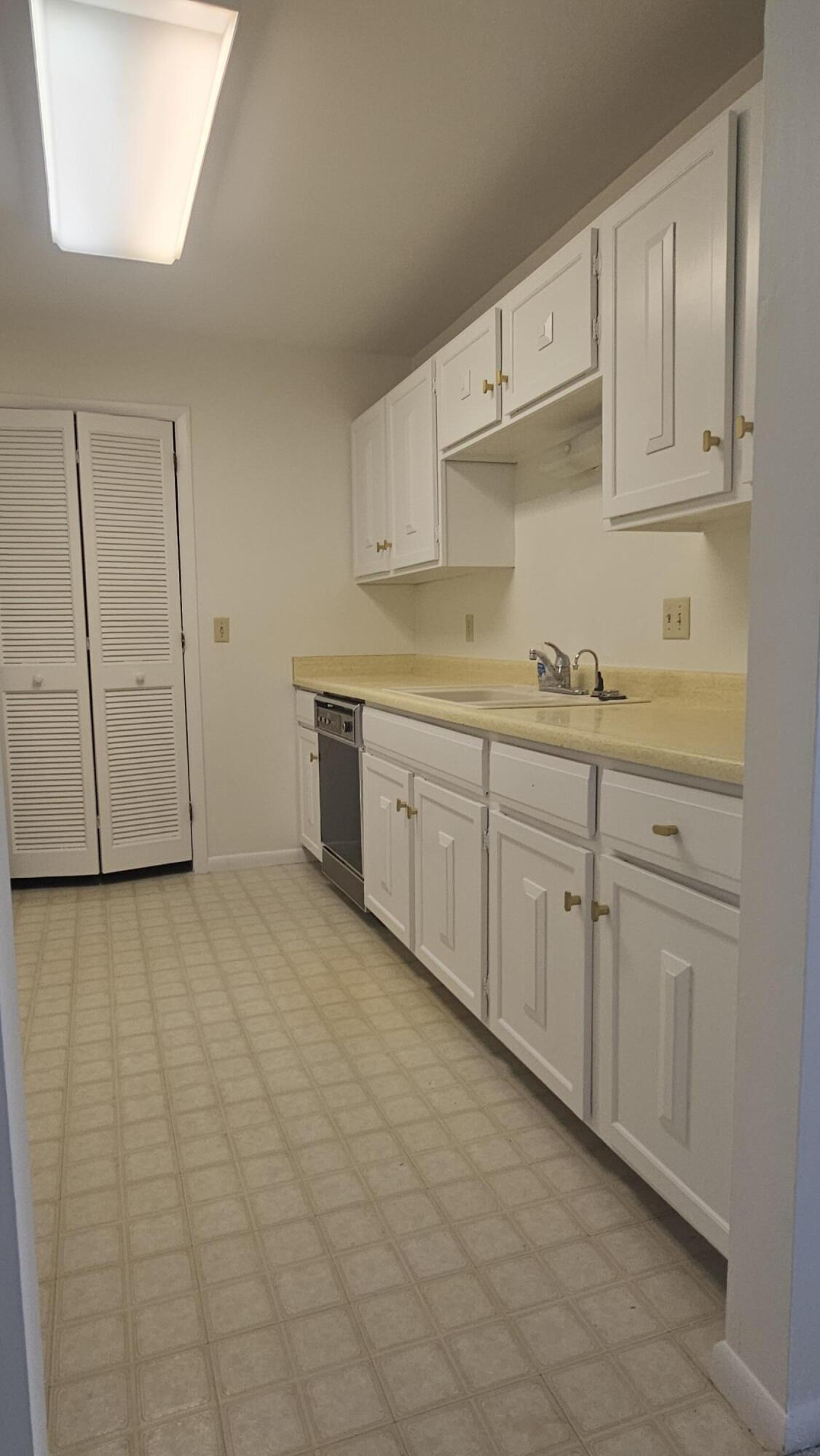 151 North University Drive, Unit 215 West Bend, WI 53095 - Photo 6 of 14 151 N University Dr 215