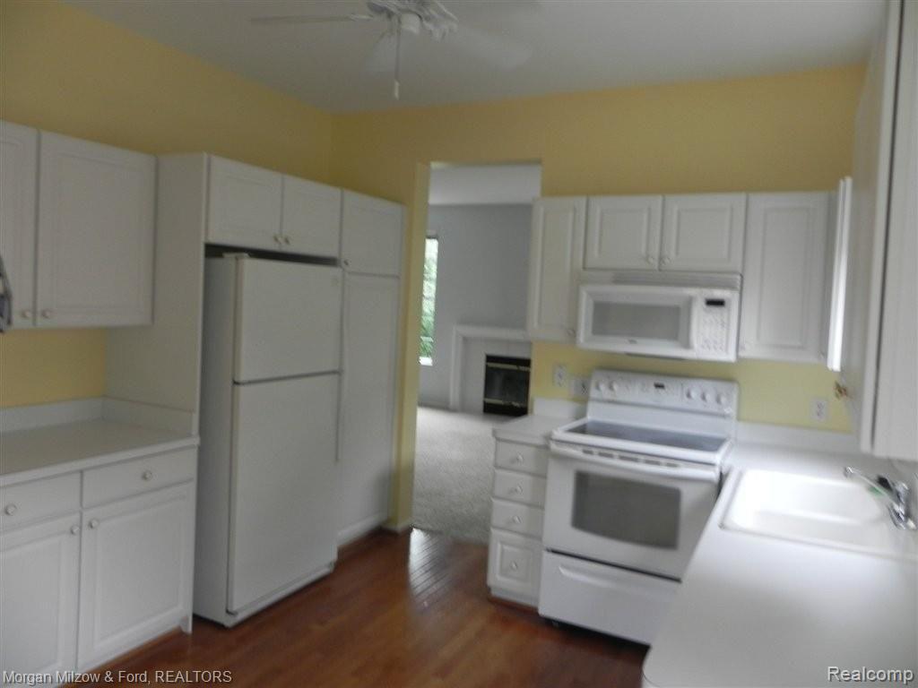 6561 Summit Ridge Court, Unit 44 Clarkston, MI 48346 - Photo 3 of 27 Kitchen 2