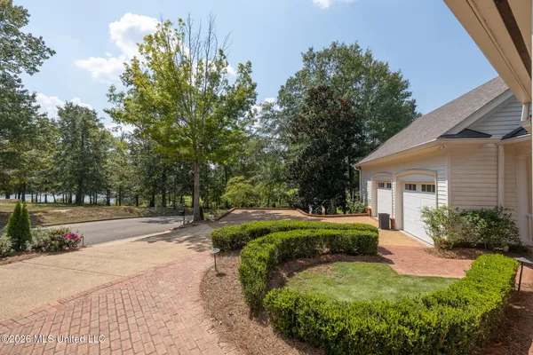 $1,229,000 | 1749 North Lake Drive, Tupelo, MS 38804