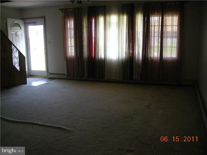 1 Middle Road Levittown, PA 19056 - Photo 3 of 10 Living Room