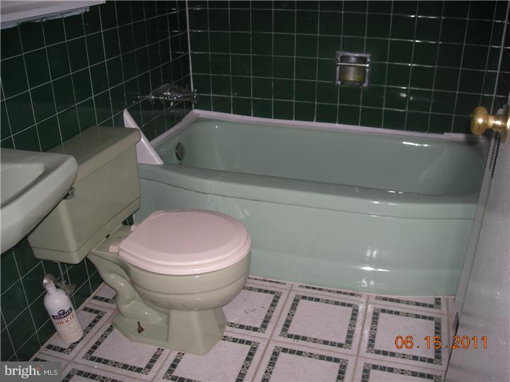1 Middle Road Levittown, PA 19056 - Photo 8 of 10 Bathroom