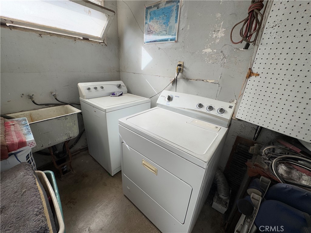 13751 Penn Street Whittier, CA 90602 - Photo 14 of 17 a utility room with dryer and washer