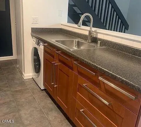 a close view of sink and tap