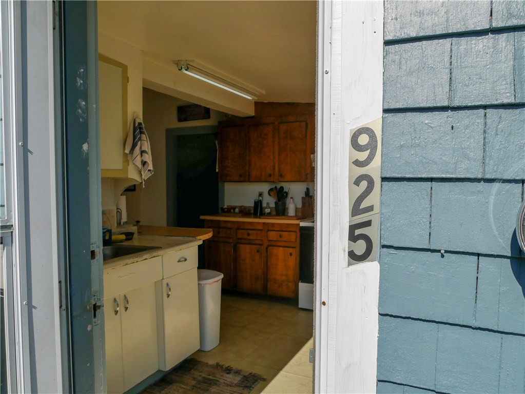 925 Wapping Road Portsmouth, RI 02871 - Photo 8 of 31