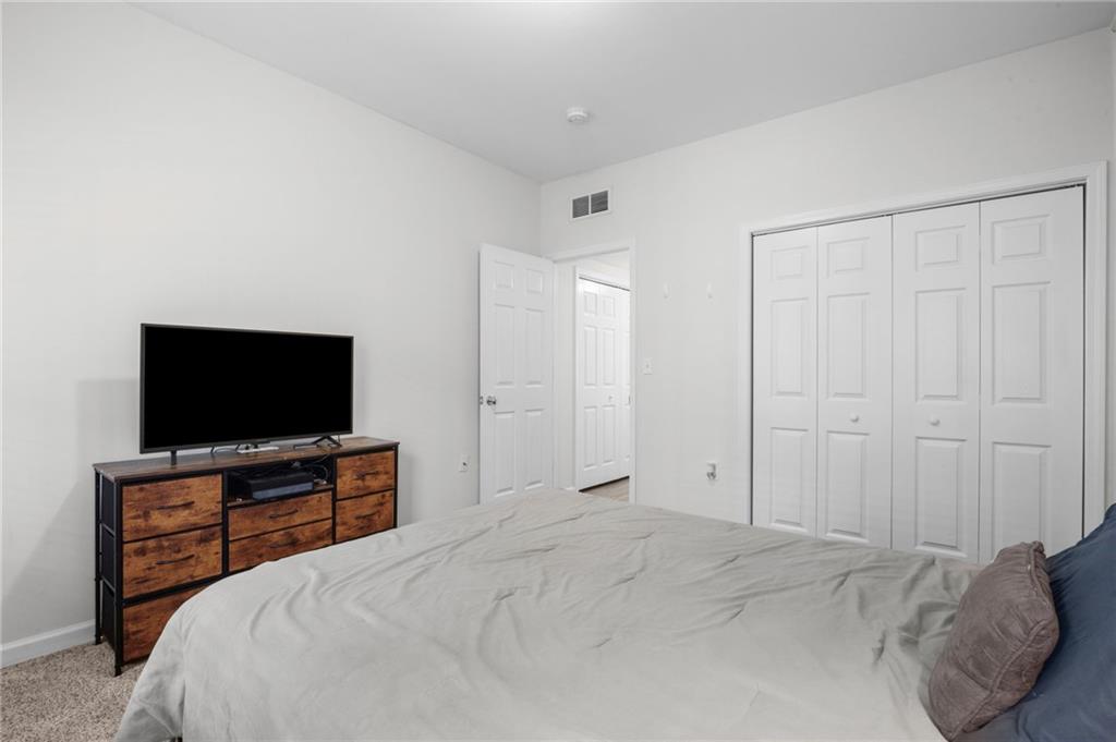 3675 Peachtree Road Northeast, Unit 45 Atlanta, GA 30319 - Photo 24 of 42 a bedroom with a bed and a flat screen tv