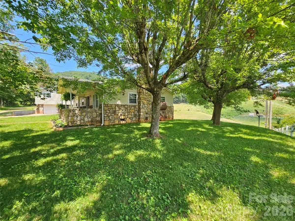 a view of yard with green space