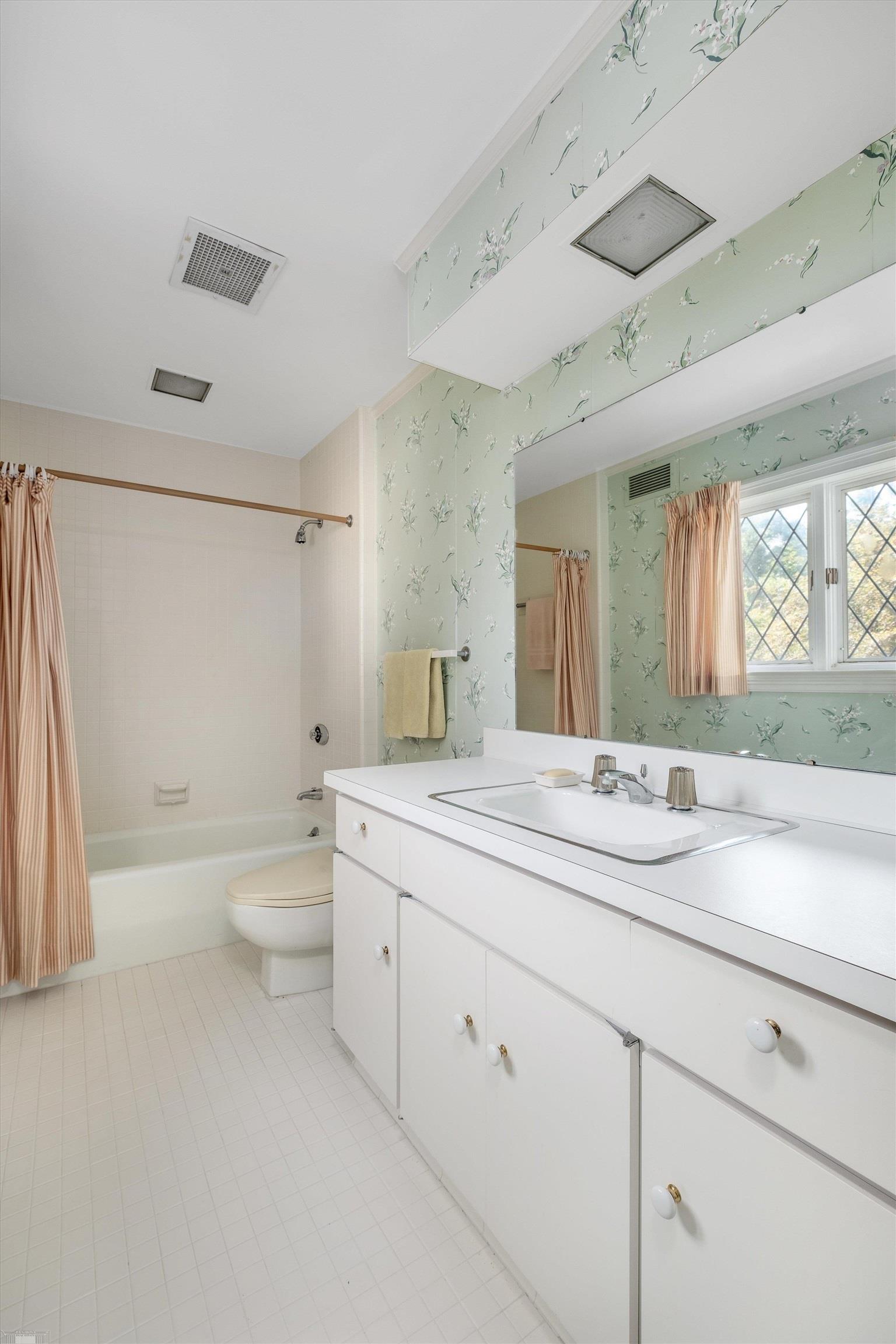 382 Provencal Road Grosse Pointe, MI 48236 - Photo 33 of 95 50155244-e2d3a99f-3b6e-4fc0-835f-fdaadd0abaac.JPG