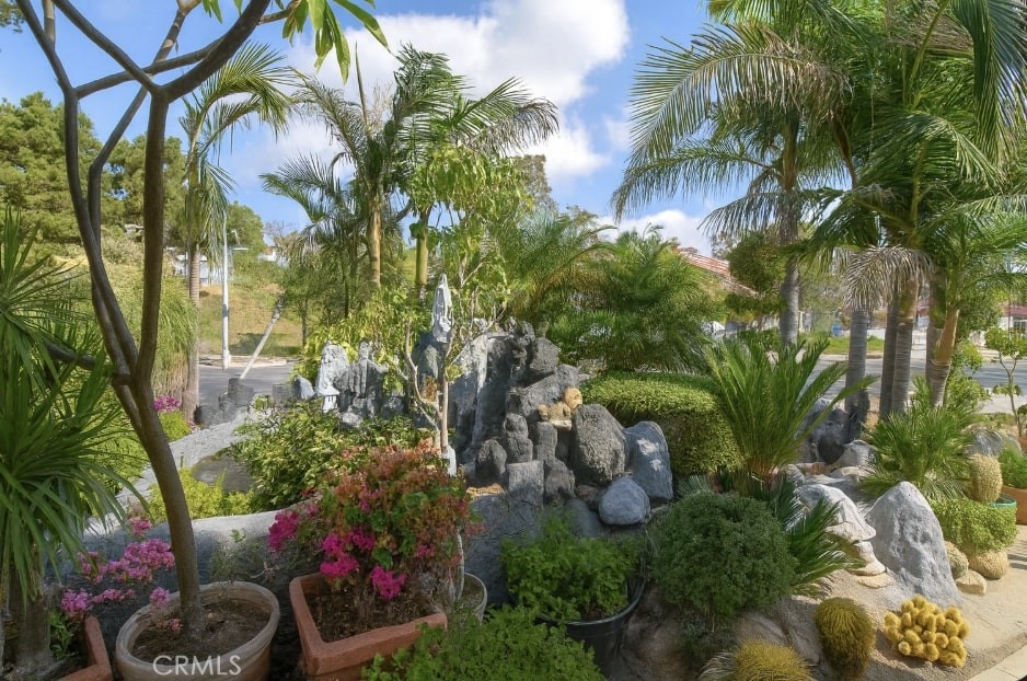 390 Dylan Circle Corona, CA 92879 - Photo 2 of 8 a picture of flowers