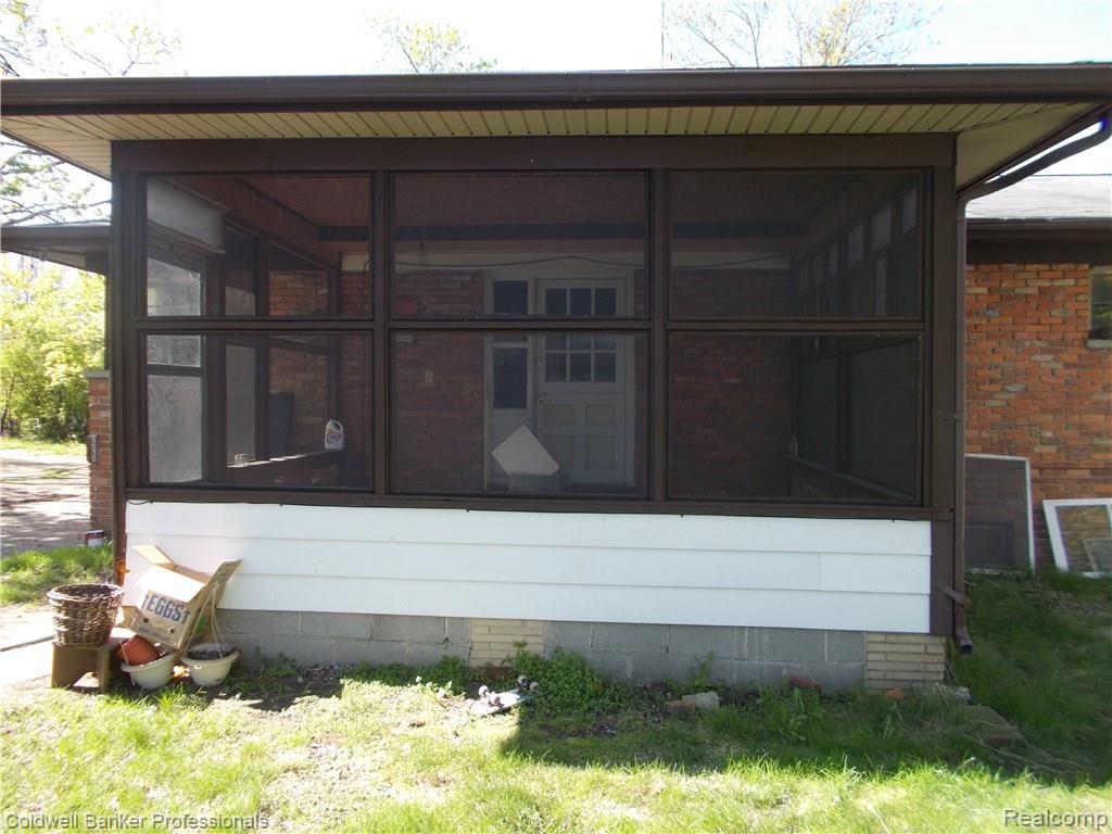 216 West Kennett Road Pontiac, MI 48340 - Photo 7 of 10 004.JPG