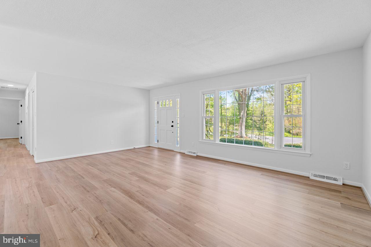 27475 Three Notch Road Mechanicsville, MD 20659 - Photo 11 of 45 Living Room