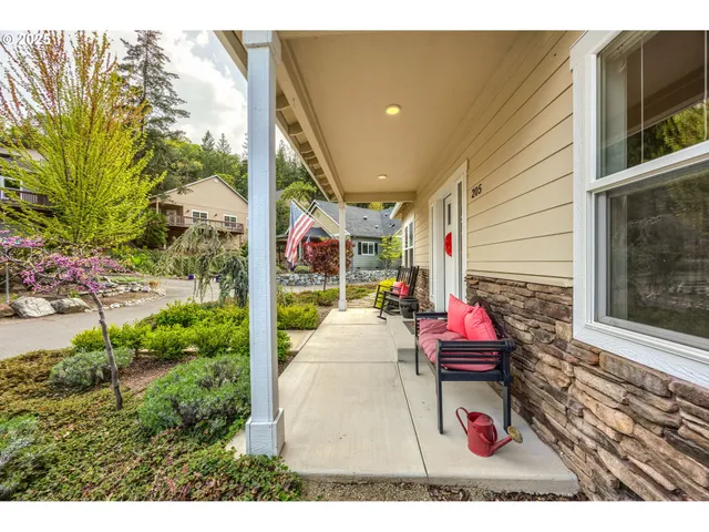 $659,900 | 205 Oak Knoll, Jacksonville, OR 97530