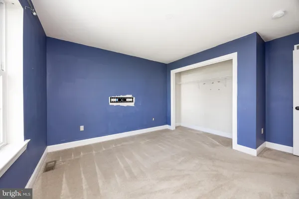 a view of a big room with closet