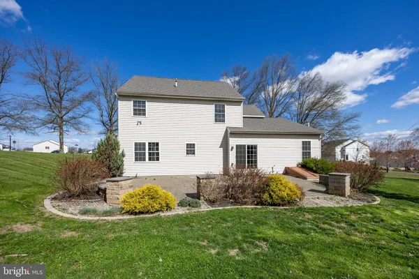 a view of a house with backyard