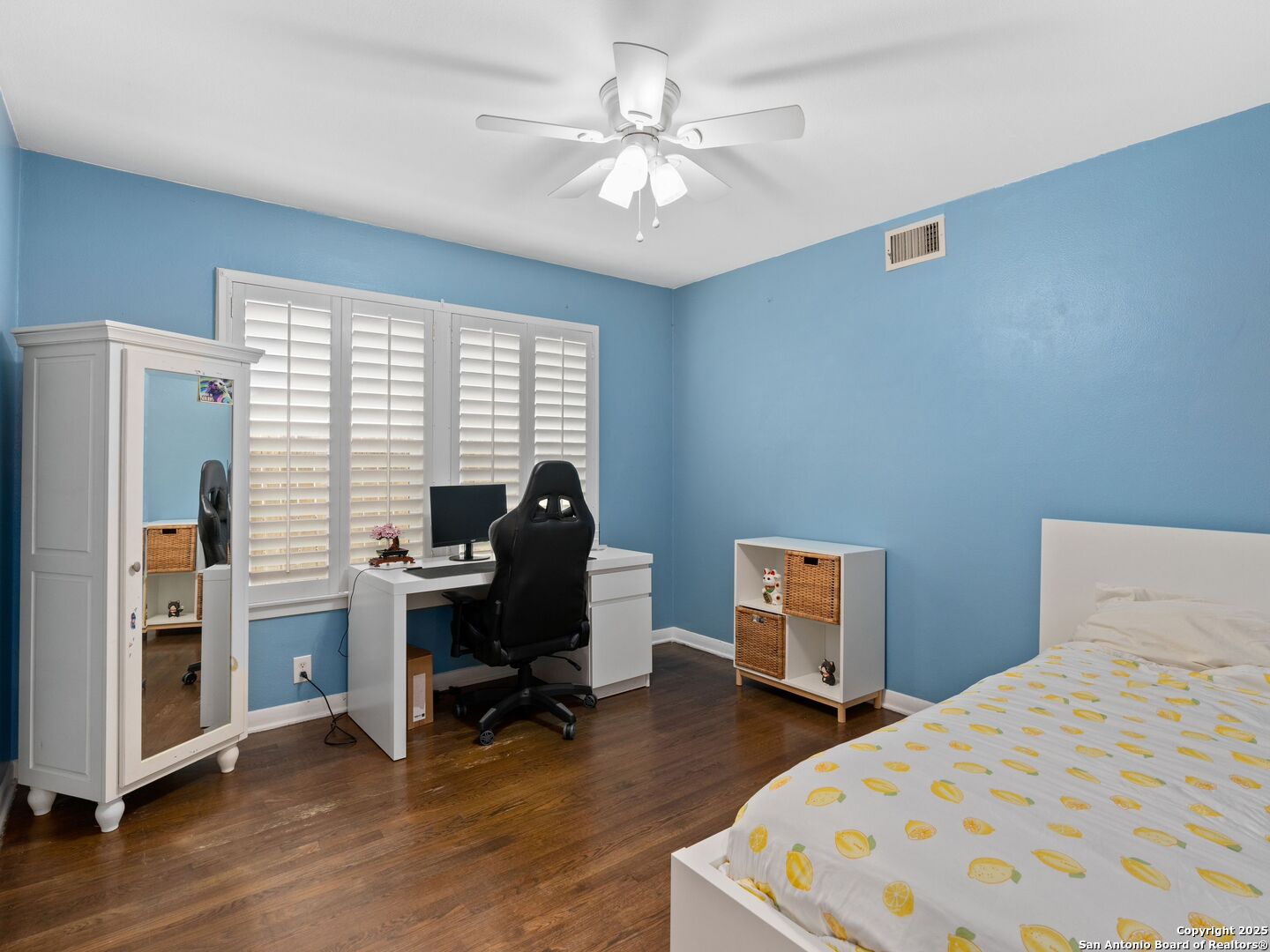215 Tophill Road San Antonio, TX 78209 - Photo 21 of 29 a bedroom with a workspace
