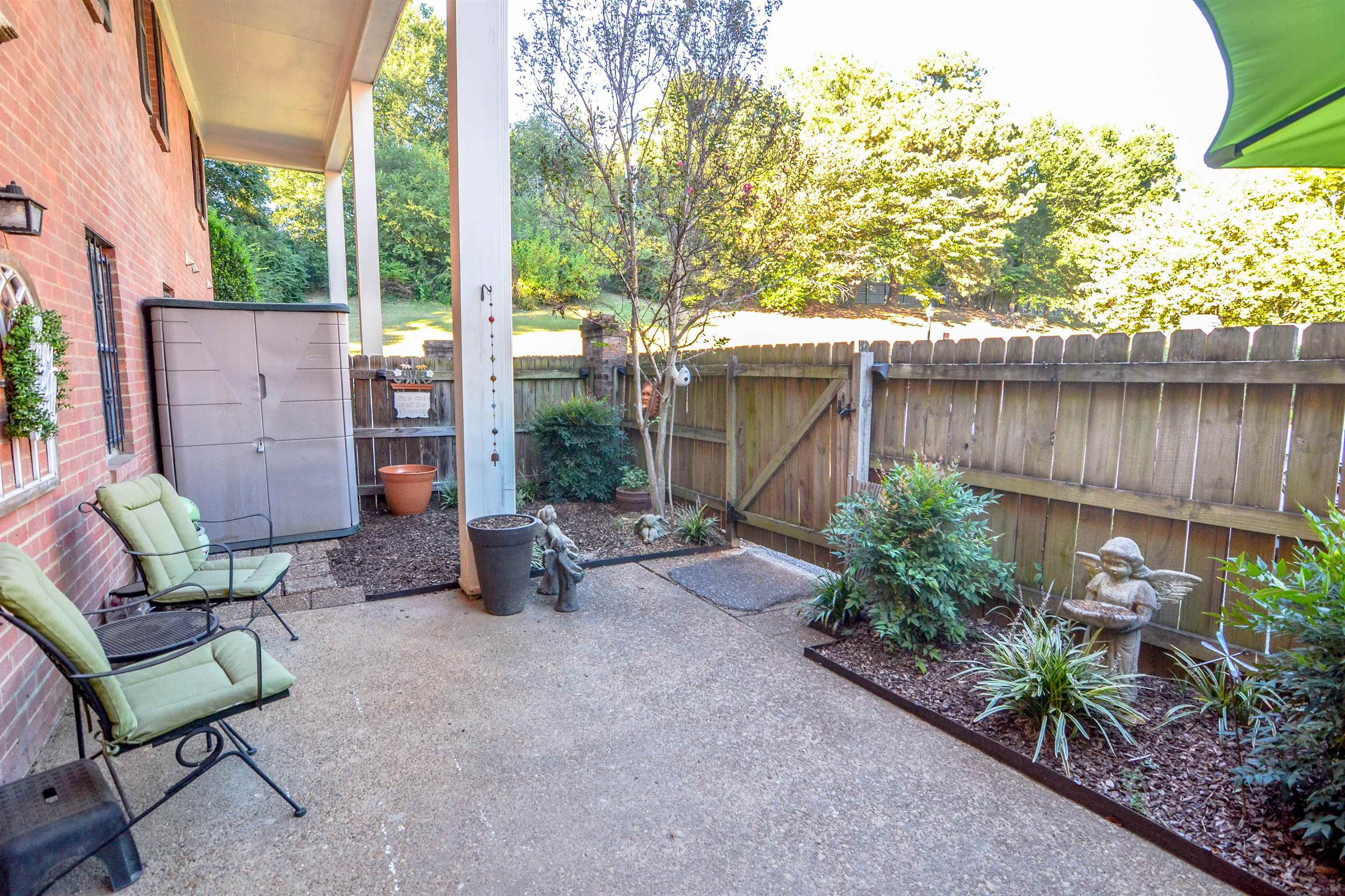 5676 Quince Road, Unit 11 Memphis, TN 38119 - Photo 20 of 22 a backyard of a house with lots of green space