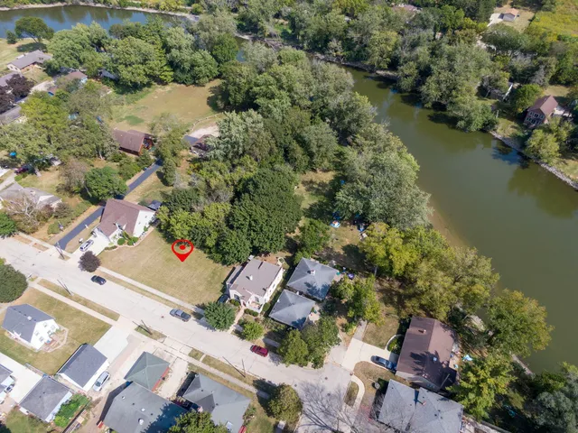 an aerial view of residential house with outdoor space and lake view