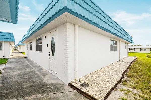 $125,000 | 1801 Bedford Lane, Unit 27, Sun City Center, FL 33573