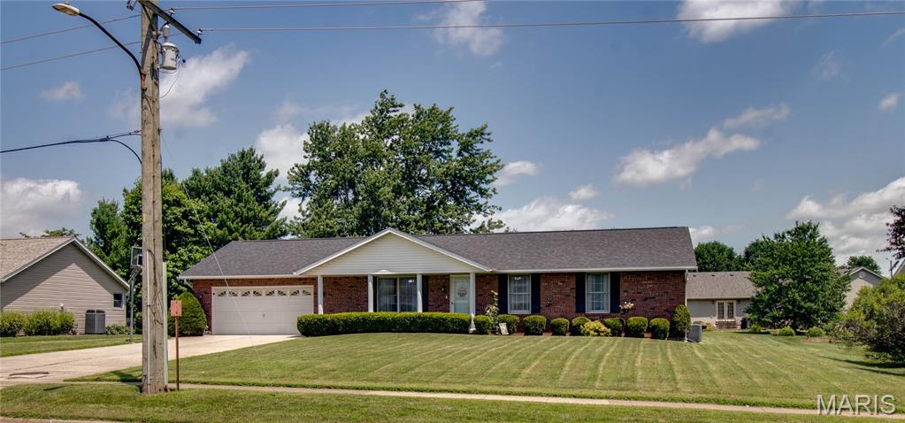 1217 West County Road Jerseyville, IL 62052 - Photo 2 of 35