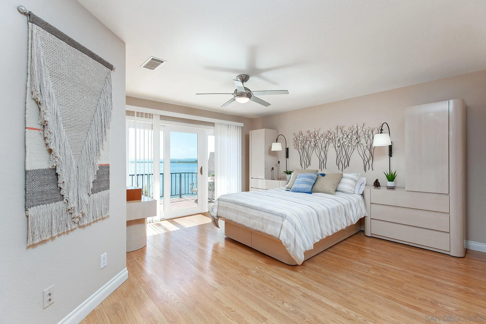 5 Aruba Bend Coronado, CA 92118 - Photo 26 of 40 a spacious bedroom with a large bed and a chandelier