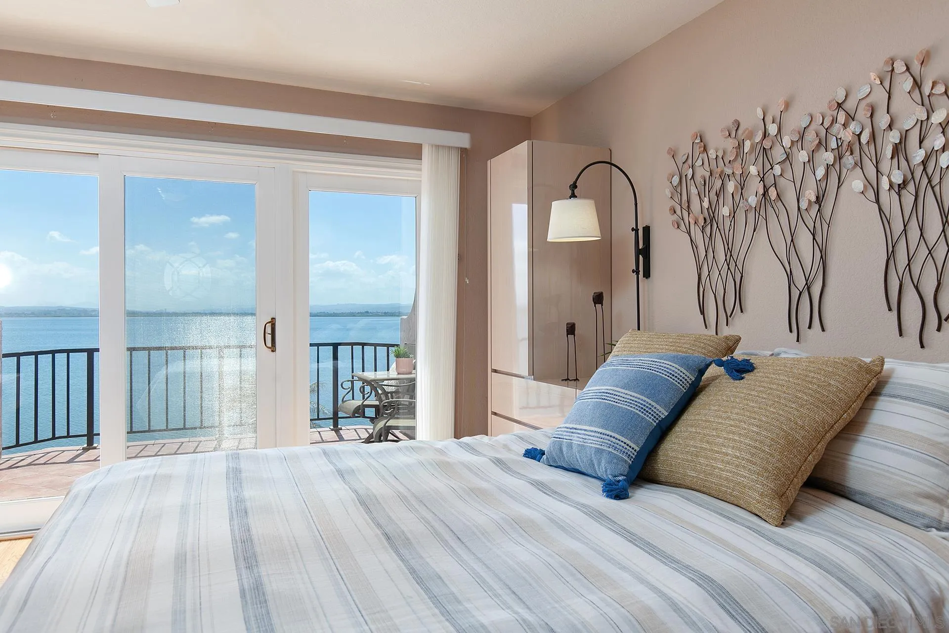 5 Aruba Bend Coronado, CA 92118 - Photo 27 of 40 a living room with a couch and a potted plant with wooden floor