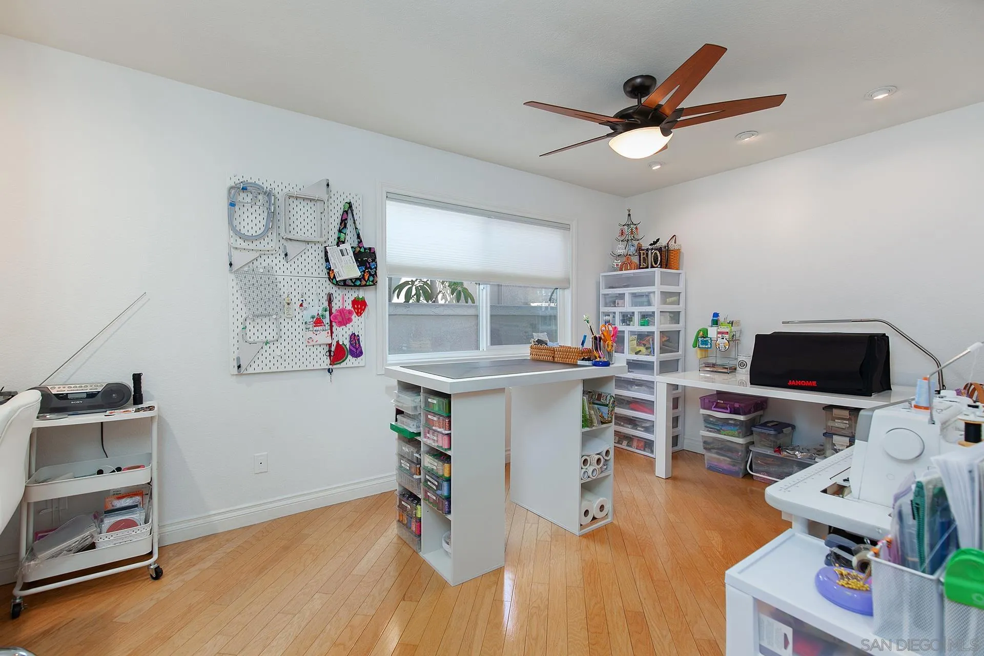 5 Aruba Bend Coronado, CA 92118 - Photo 39 of 40 a workspace with furniture