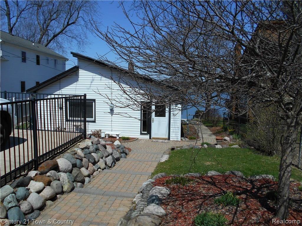 3210 Lexington Road Waterford, MI 48328 - Photo 2 of 39 Fenced Yard with brick pathway to lake.
