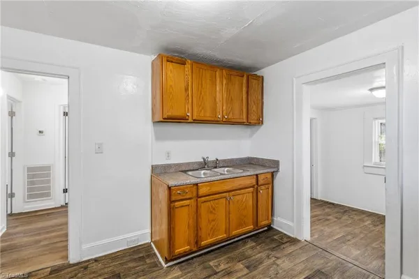 $1,250 | 1618 Glenwood Avenue, Greensboro, NC 27403