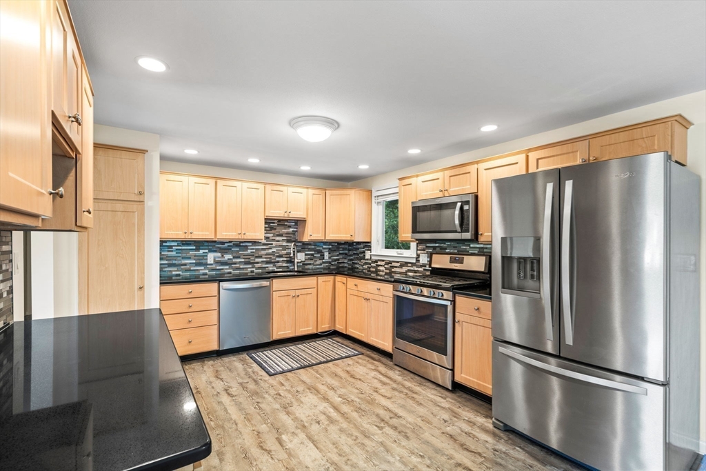 33 Heritage Road Billerica, MA 01821 - Photo 8 of 31 Gallery Image 8
