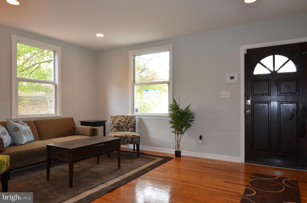 6724 Larkspur Road Morningside, MD 20746 - Photo 11 of 30 Living Room