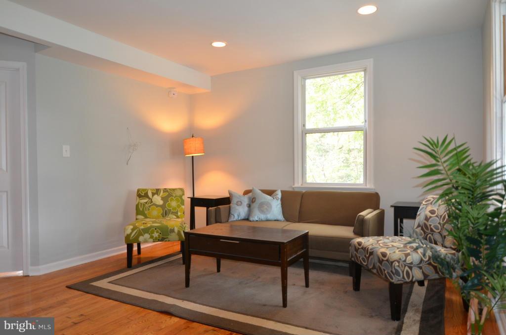 6724 Larkspur Road Morningside, MD 20746 - Photo 9 of 30 Living Room